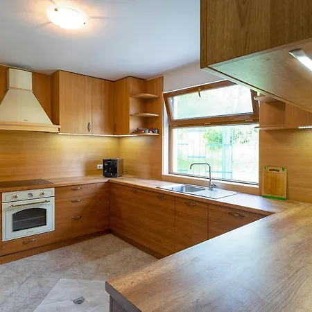 Apriltsi Villa *